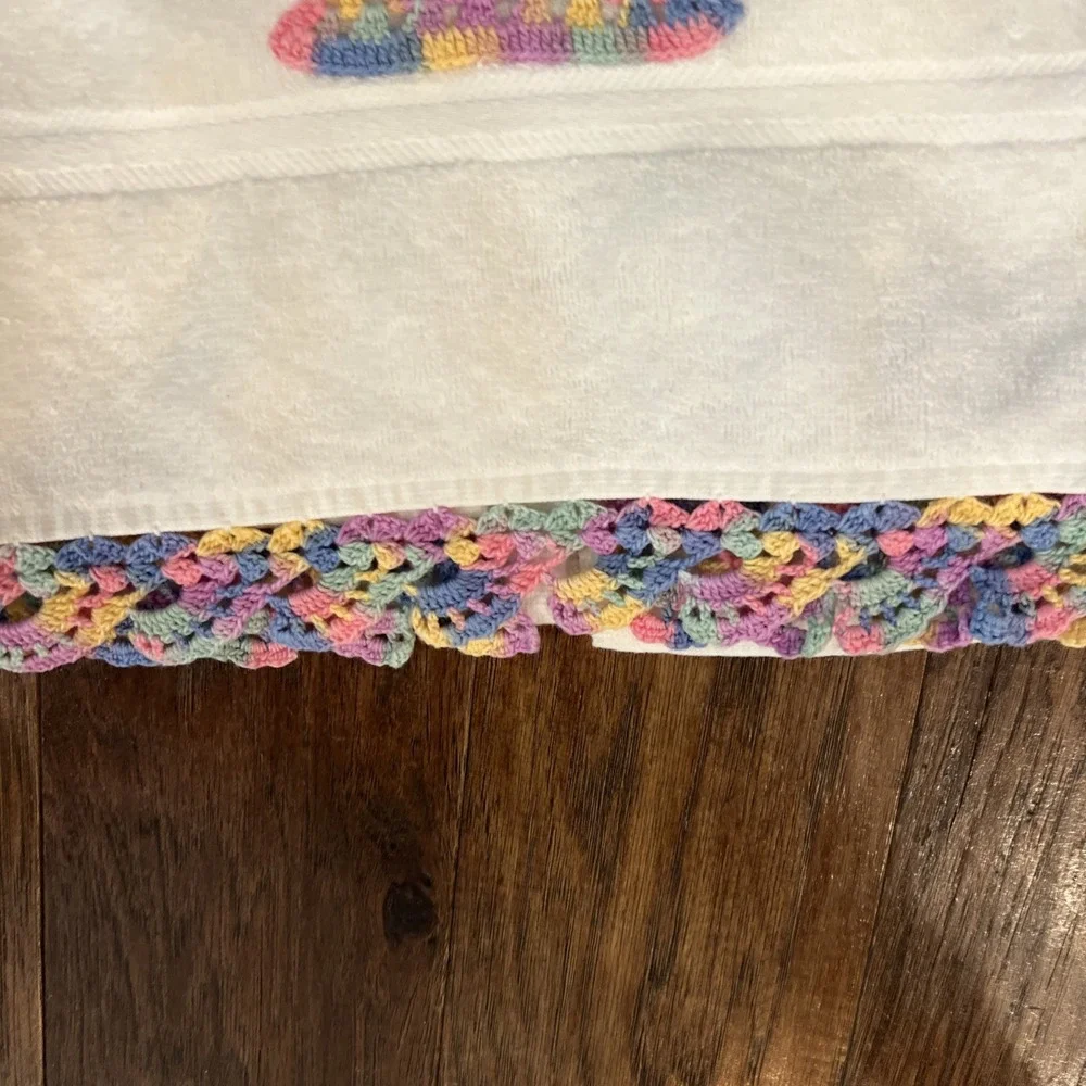 VTG White Bath Towel Crocheted Colorful Basket / Crochet Edge 44x22